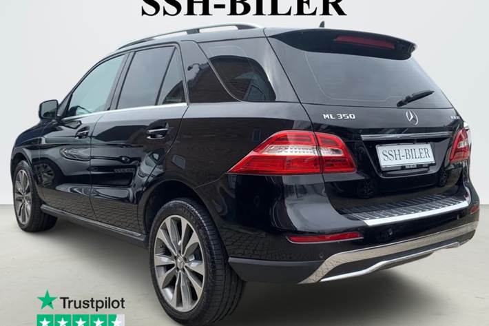 Sort Mercedes ML350 fra 2015 set udefra