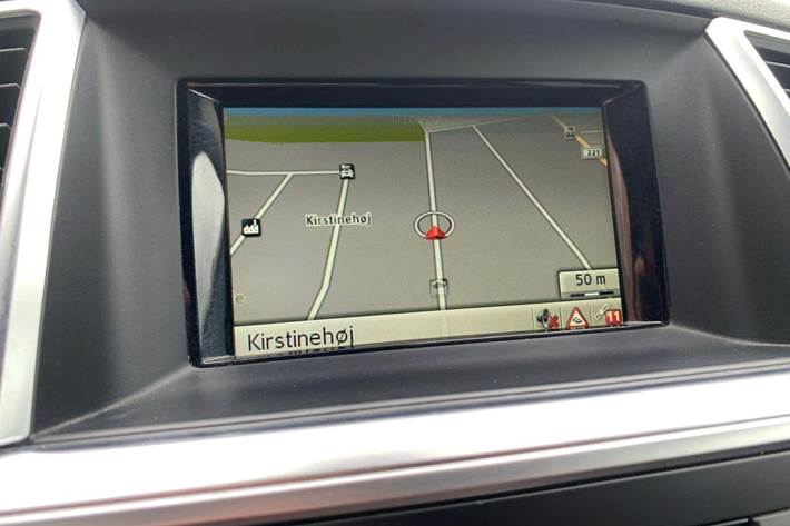 Sort Mercedes ML350 fra 2015 set indefra