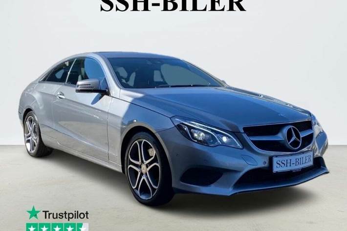 Sølv Mercedes E350 fra 2015 set udefra