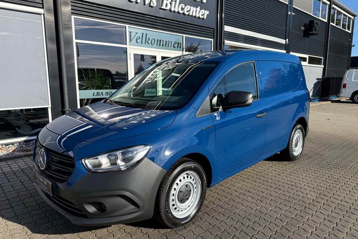 Blå Mercedes eCitan fra 2024 set udefra