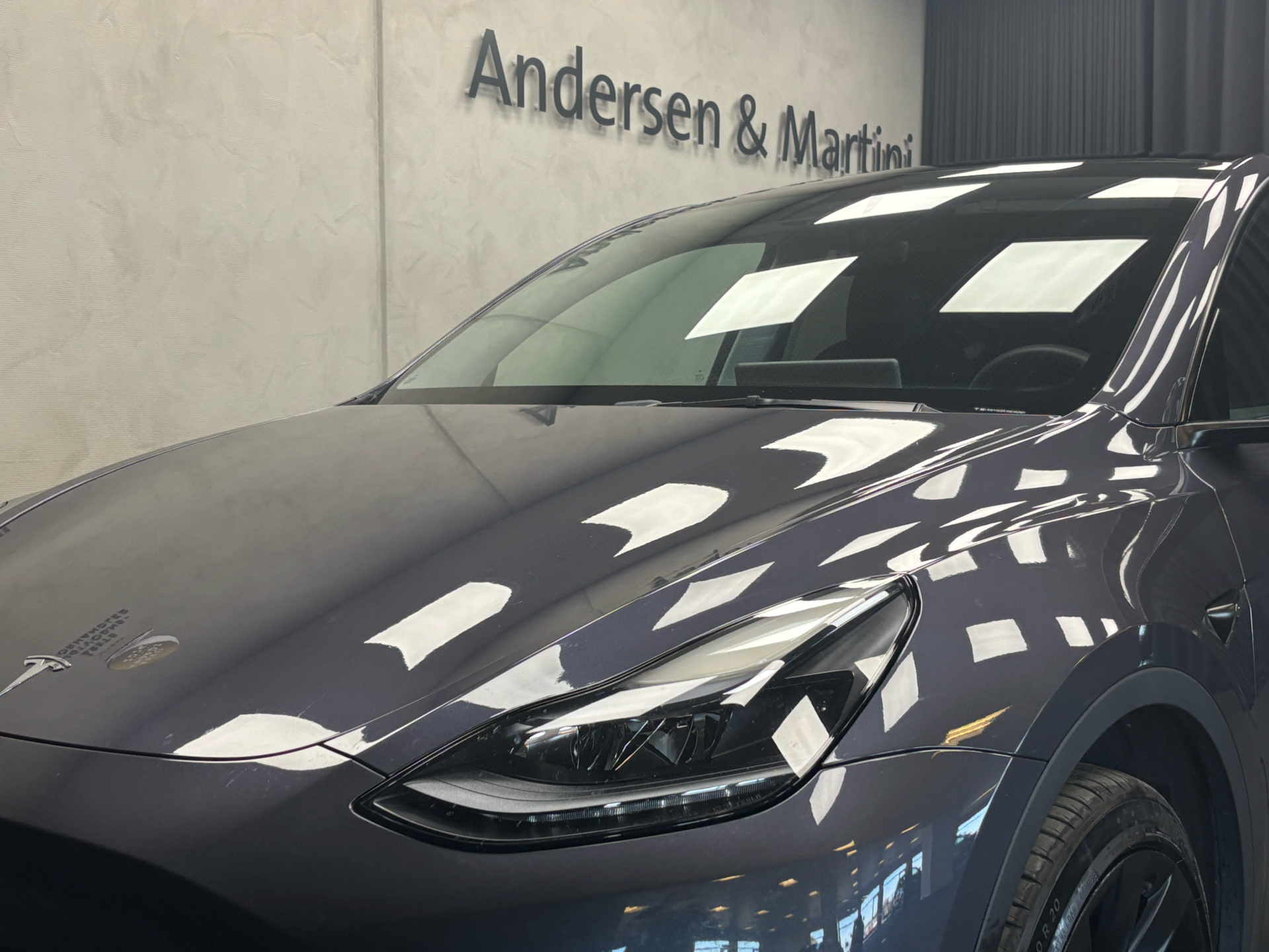 Grå Tesla Model Y fra 2022 set udefra