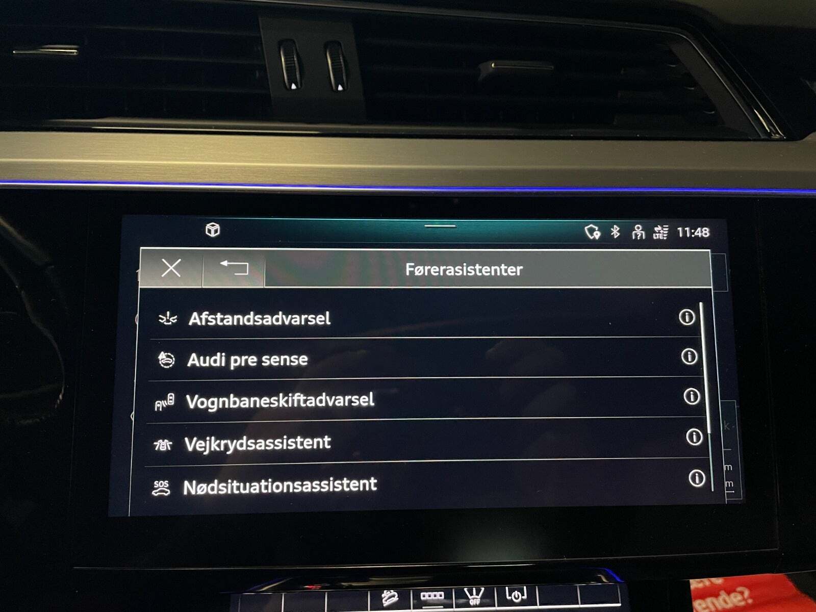 Hvid Audi e-tron fra 2021