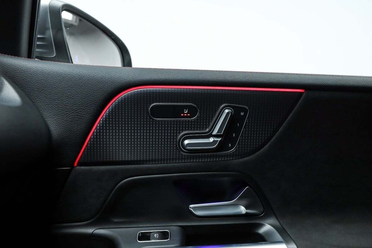 Grå Mercedes EQB350 fra 2023