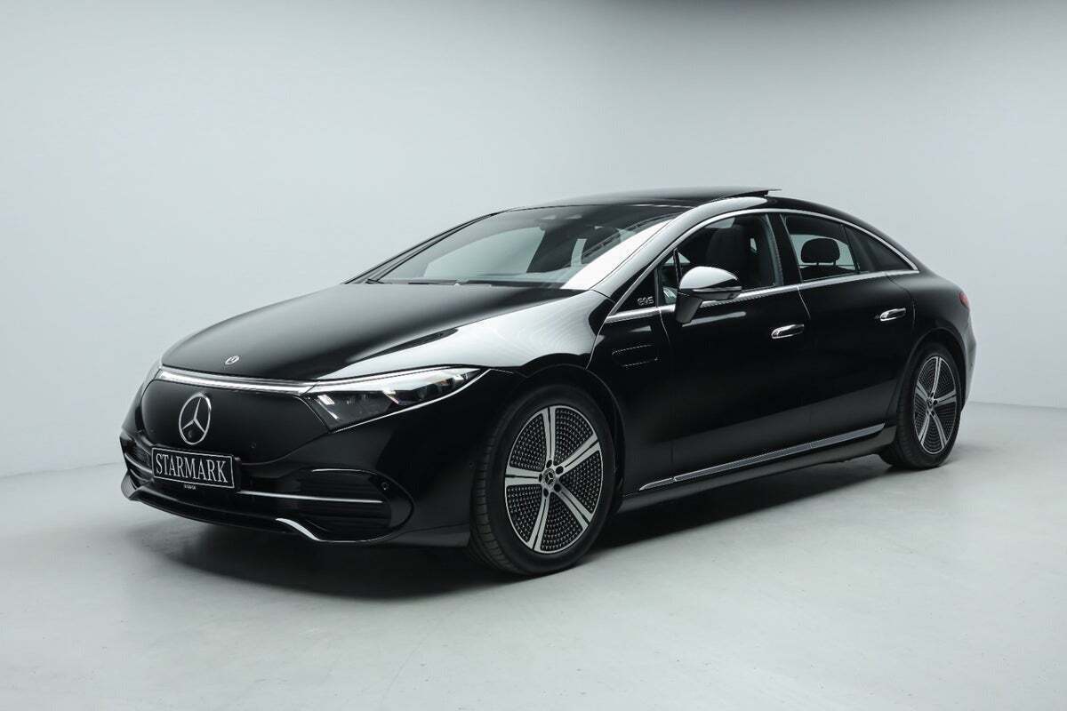 Sort Mercedes EQS580 fra 2022 set udefra