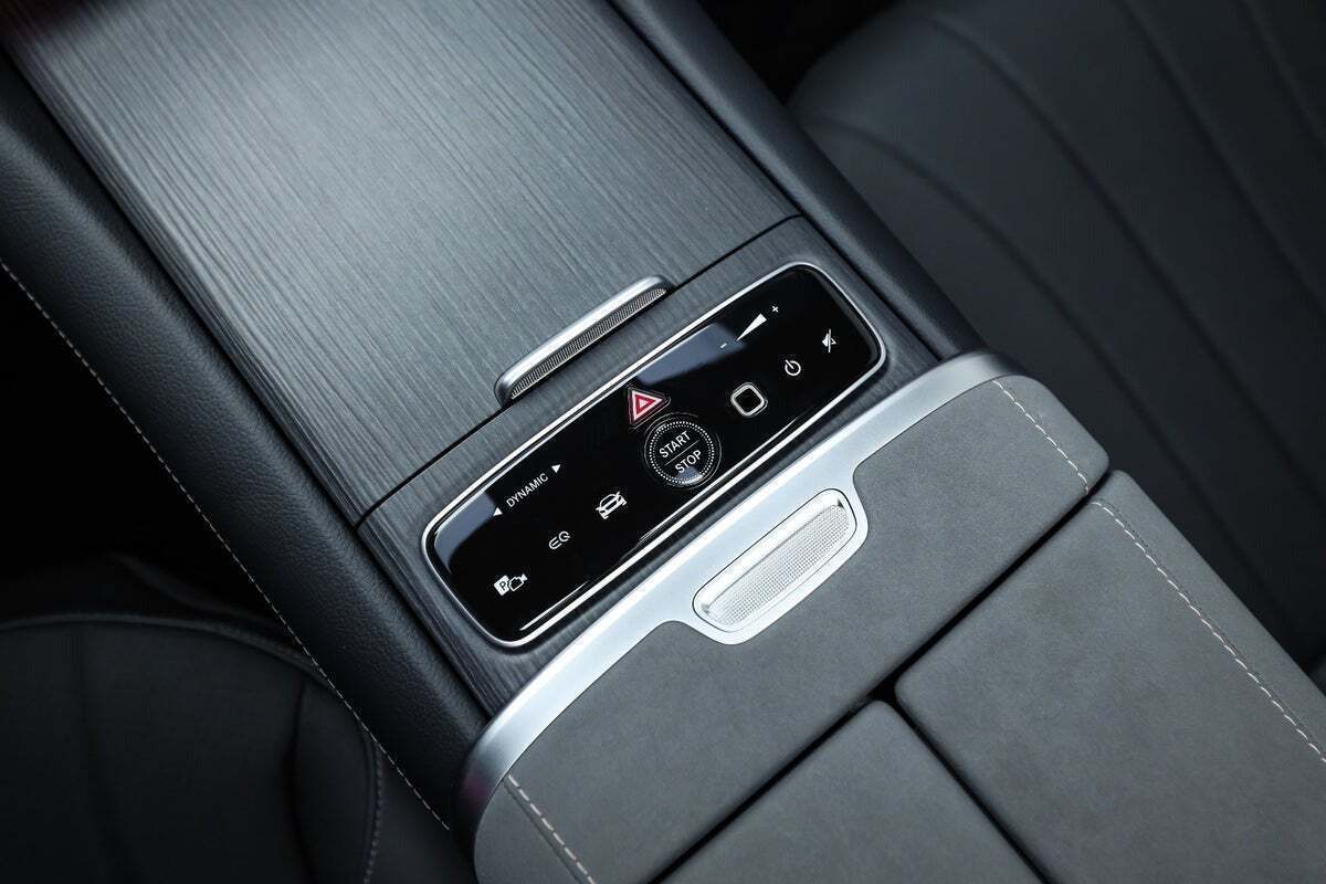 Sort Mercedes EQS580 fra 2022