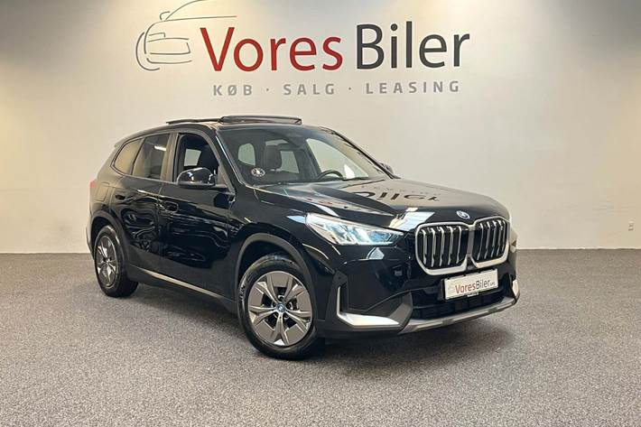 Sort BMW iX1 fra 2023 set udefra