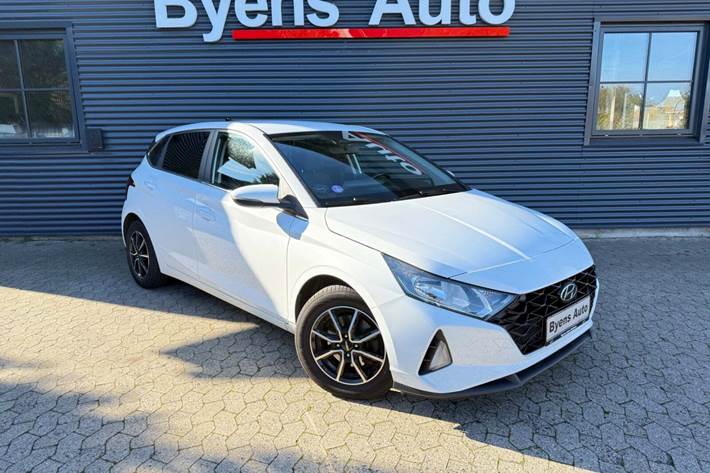 Hvid Hyundai i20 fra 2021 set udefra