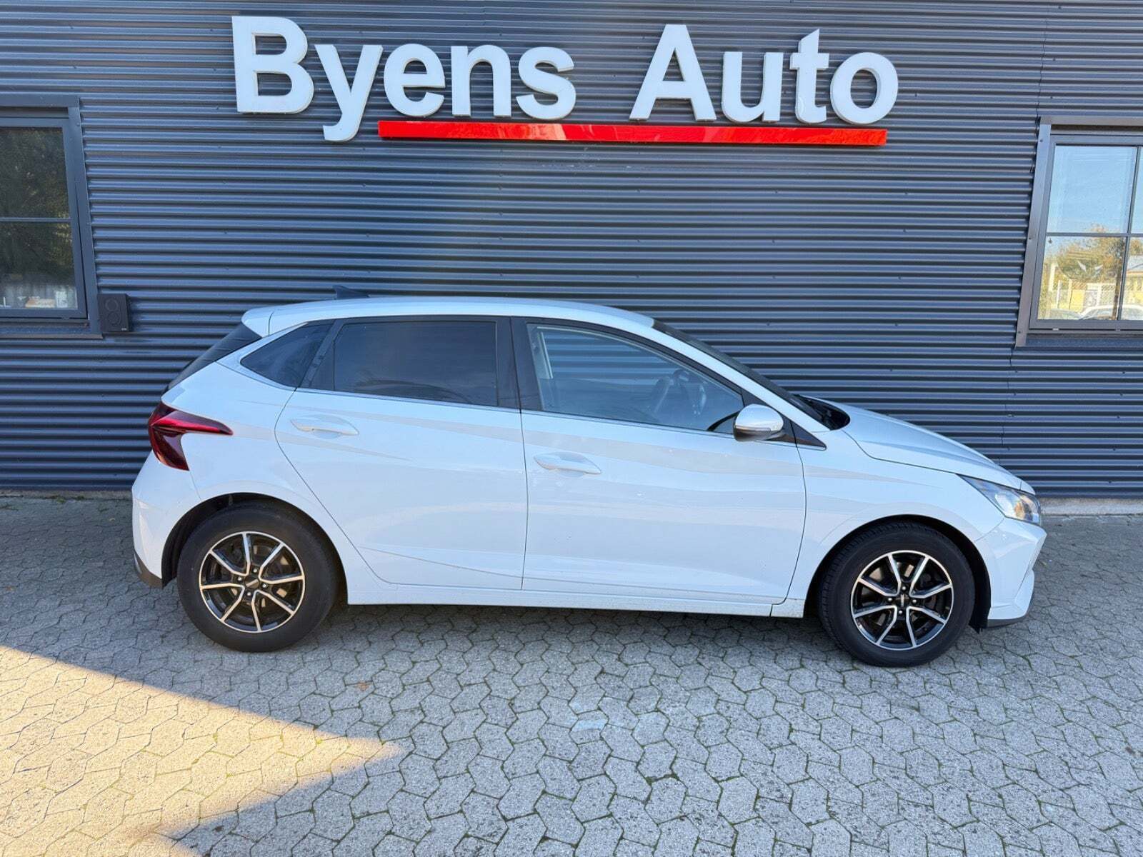 Hvid Hyundai i20 fra 2021