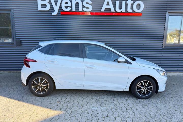 Hvid Hyundai i20 fra 2021