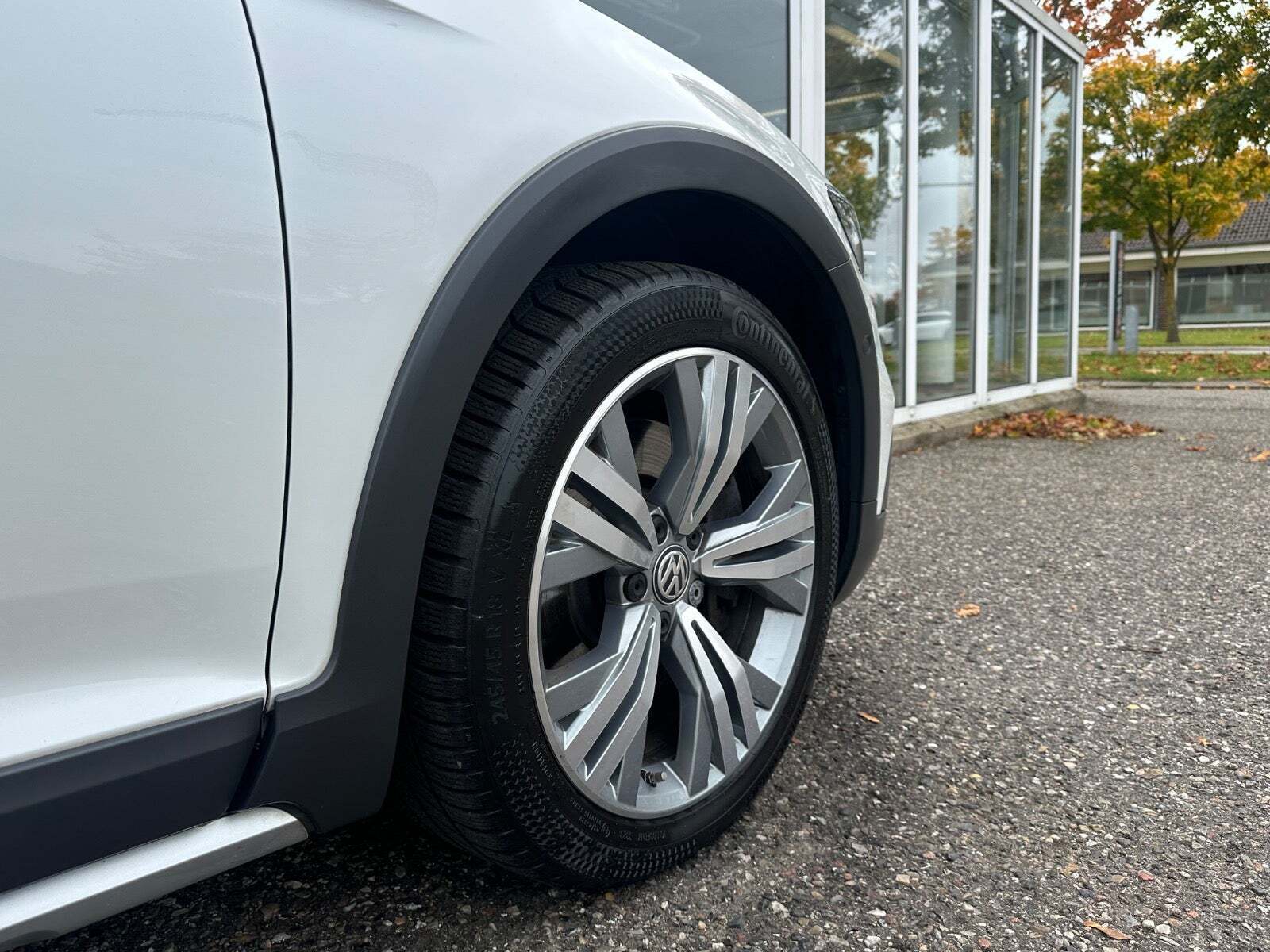 Hvid VW Passat Alltrack fra 2020
