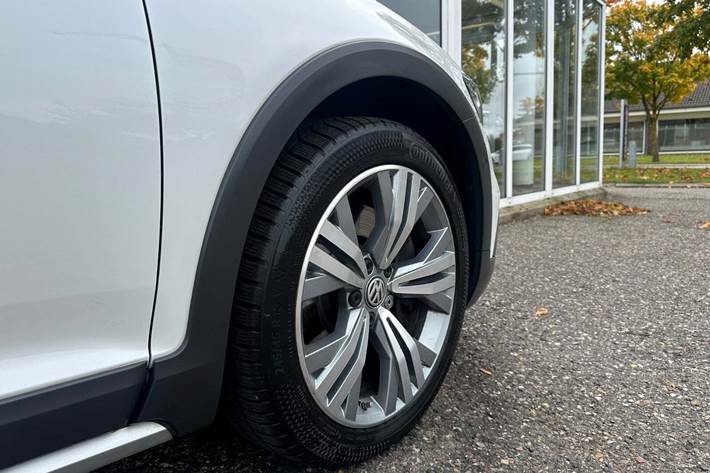 Hvid VW Passat Alltrack fra 2020