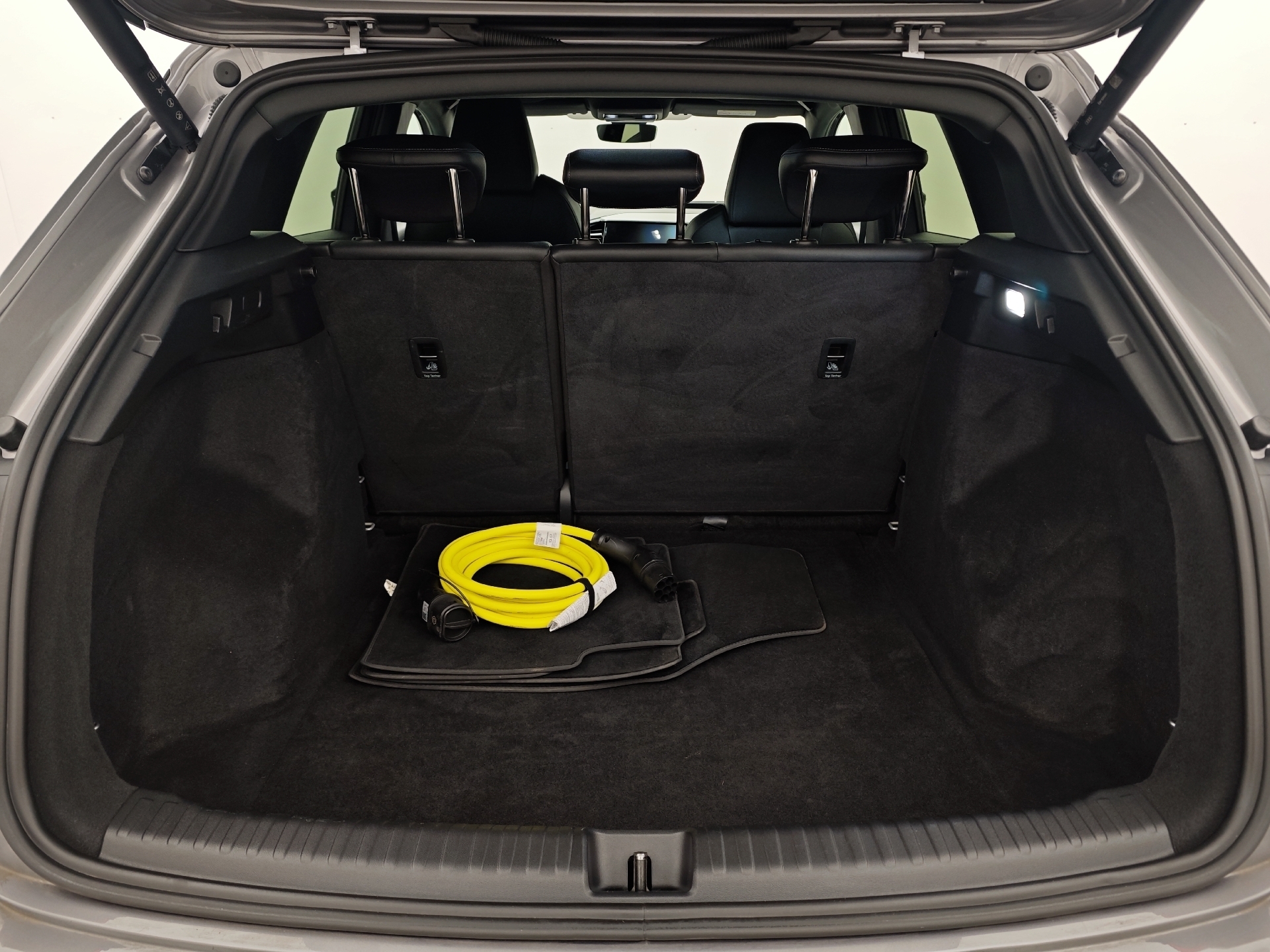 Grå Audi Q4 fra 2023