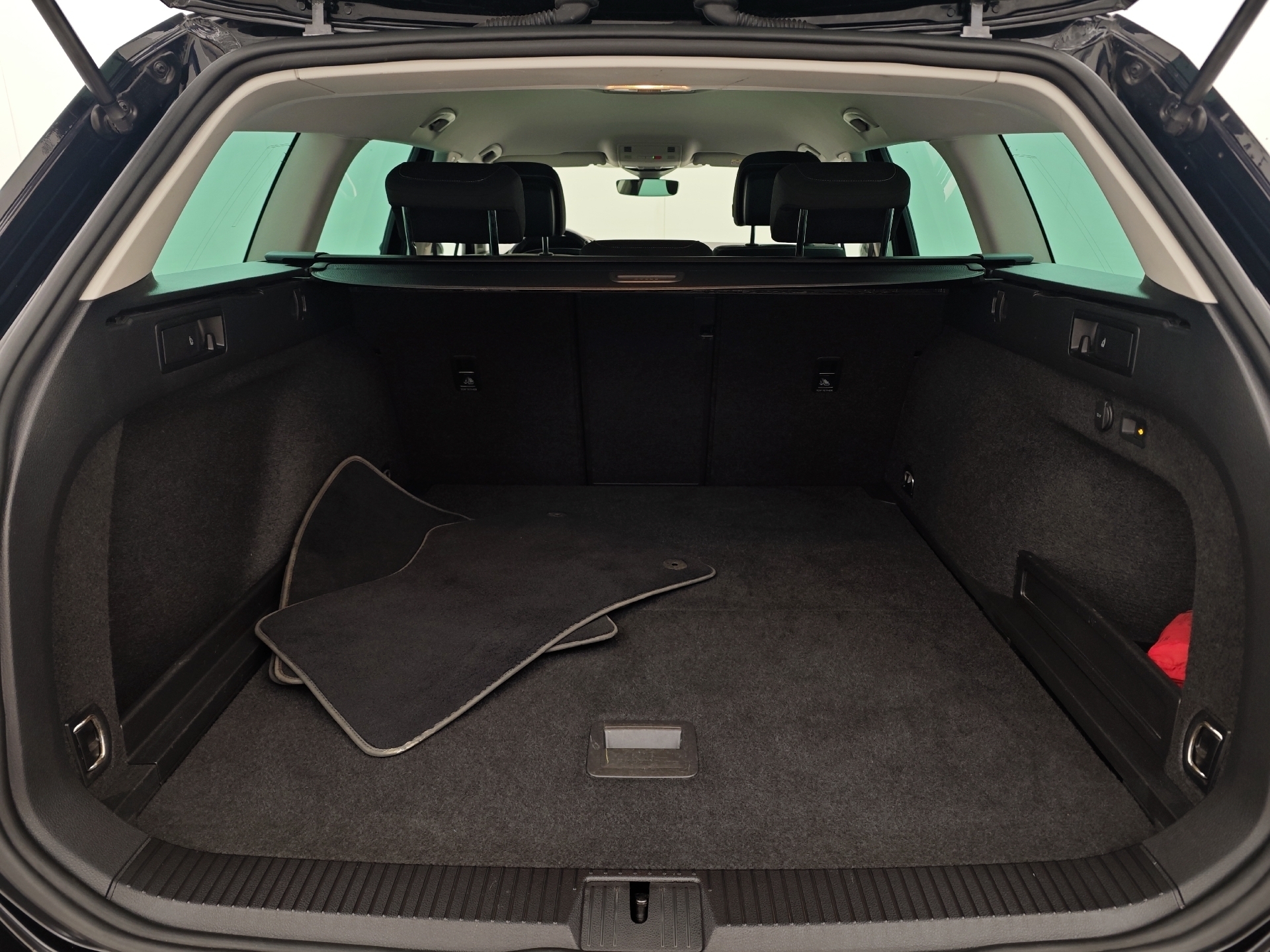 Sort VW Passat fra 2022