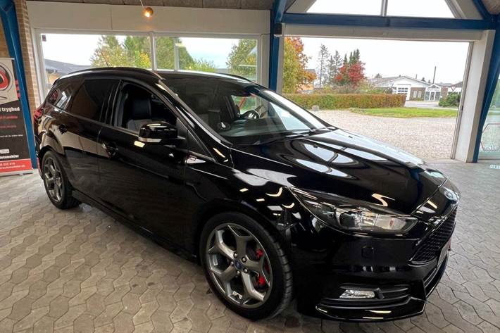 Sort Ford Focus fra 2015 set udefra