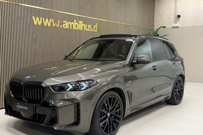 Brun BMW X5 fra 2024 set udefra