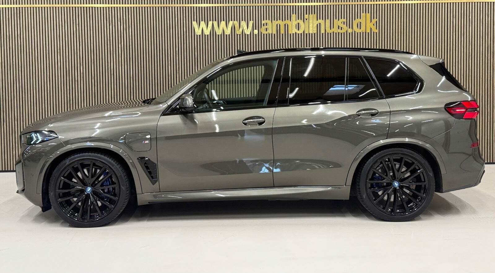 Brun BMW X5 fra 2024