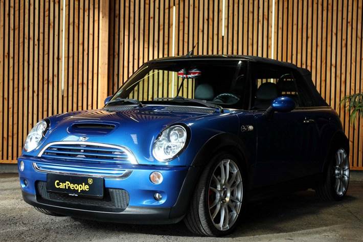 Blå Mini Cooper S fra 2006 set udefra
