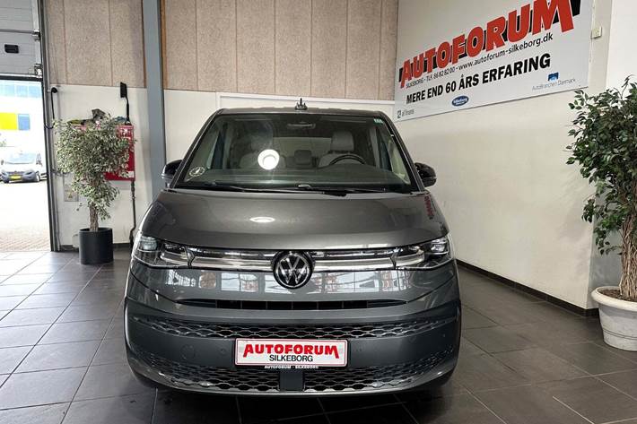 Grå VW Multivan fra 2022