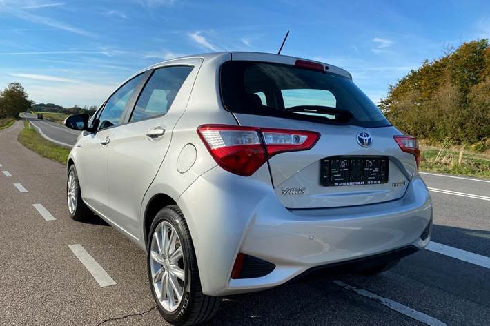 Sølv Toyota Yaris fra 2018