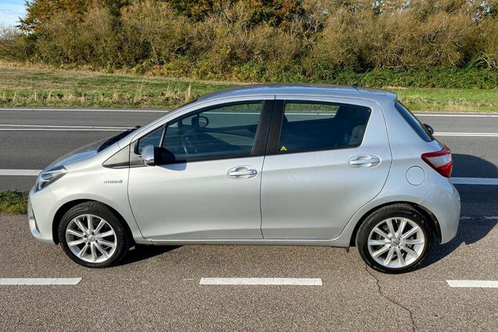 Sølv Toyota Yaris fra 2018