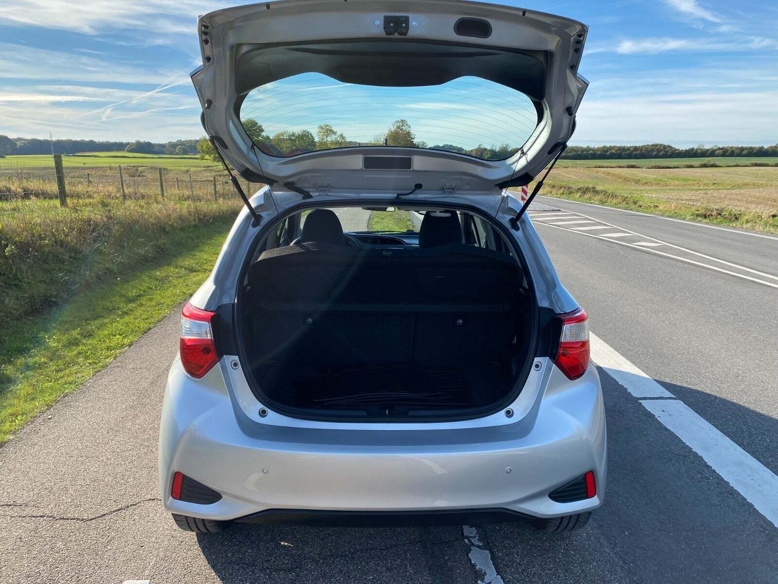 Sølv Toyota Yaris fra 2018