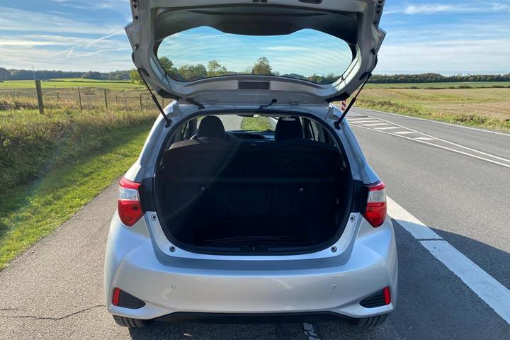 Sølv Toyota Yaris fra 2018