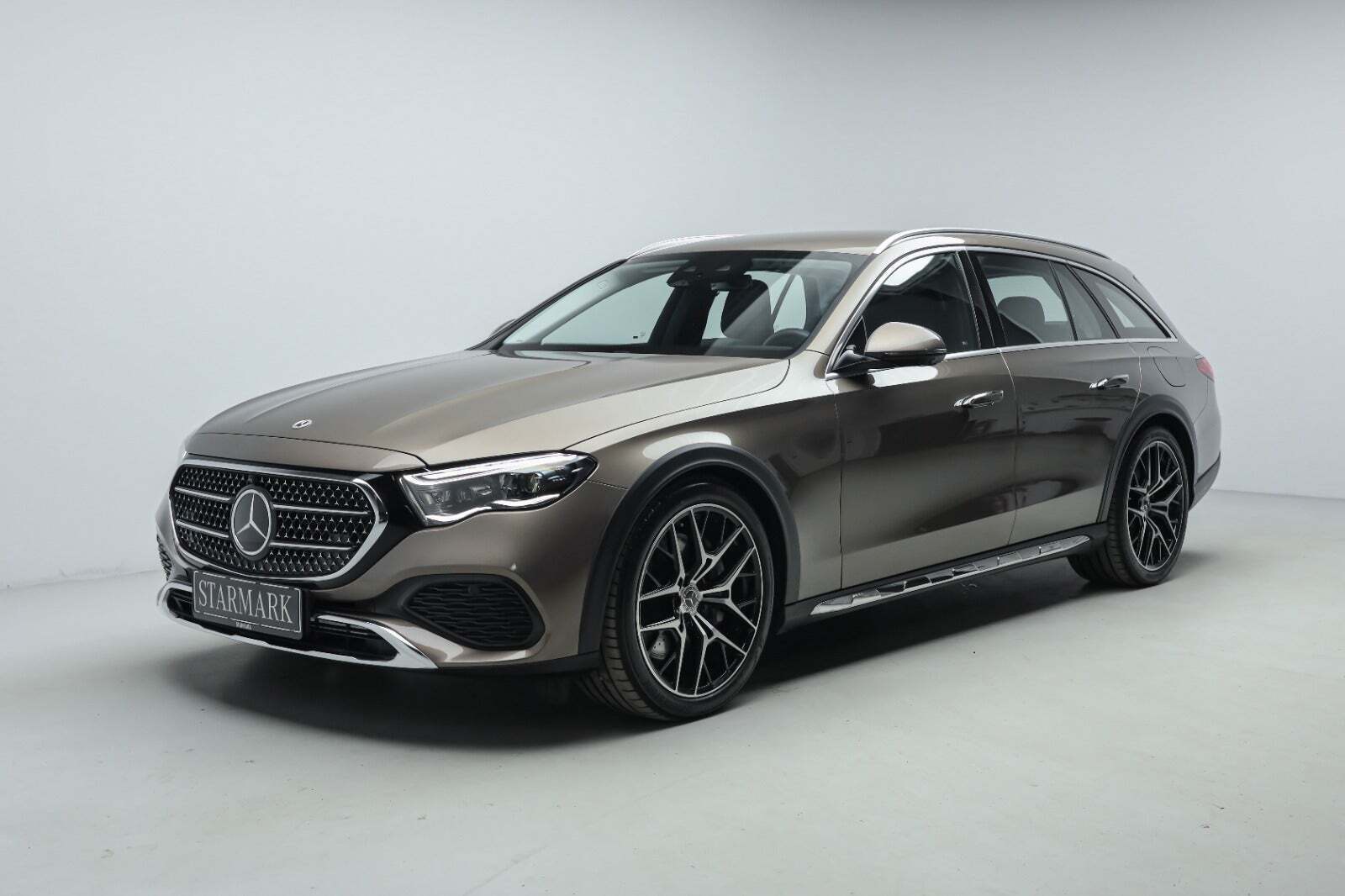 Brun Mercedes E300 de fra 2024