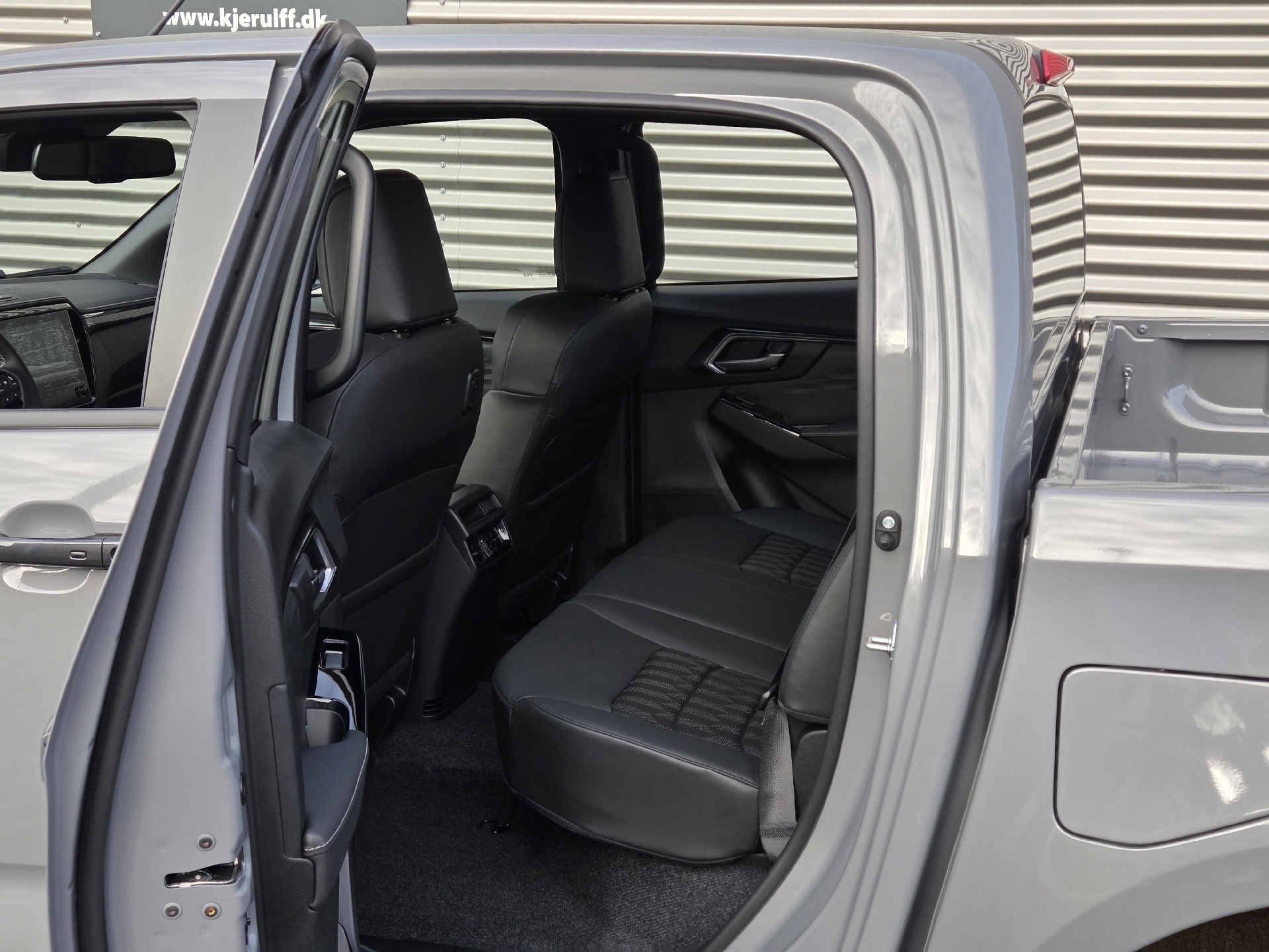 Grå Isuzu D-Max fra 2025