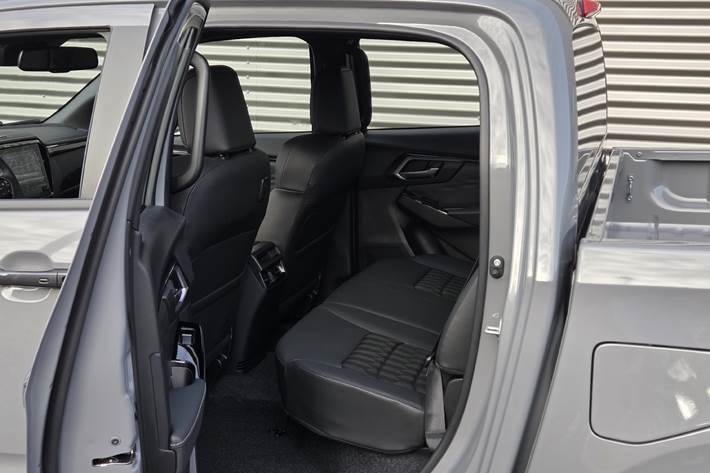 Grå Isuzu D-Max fra 2025