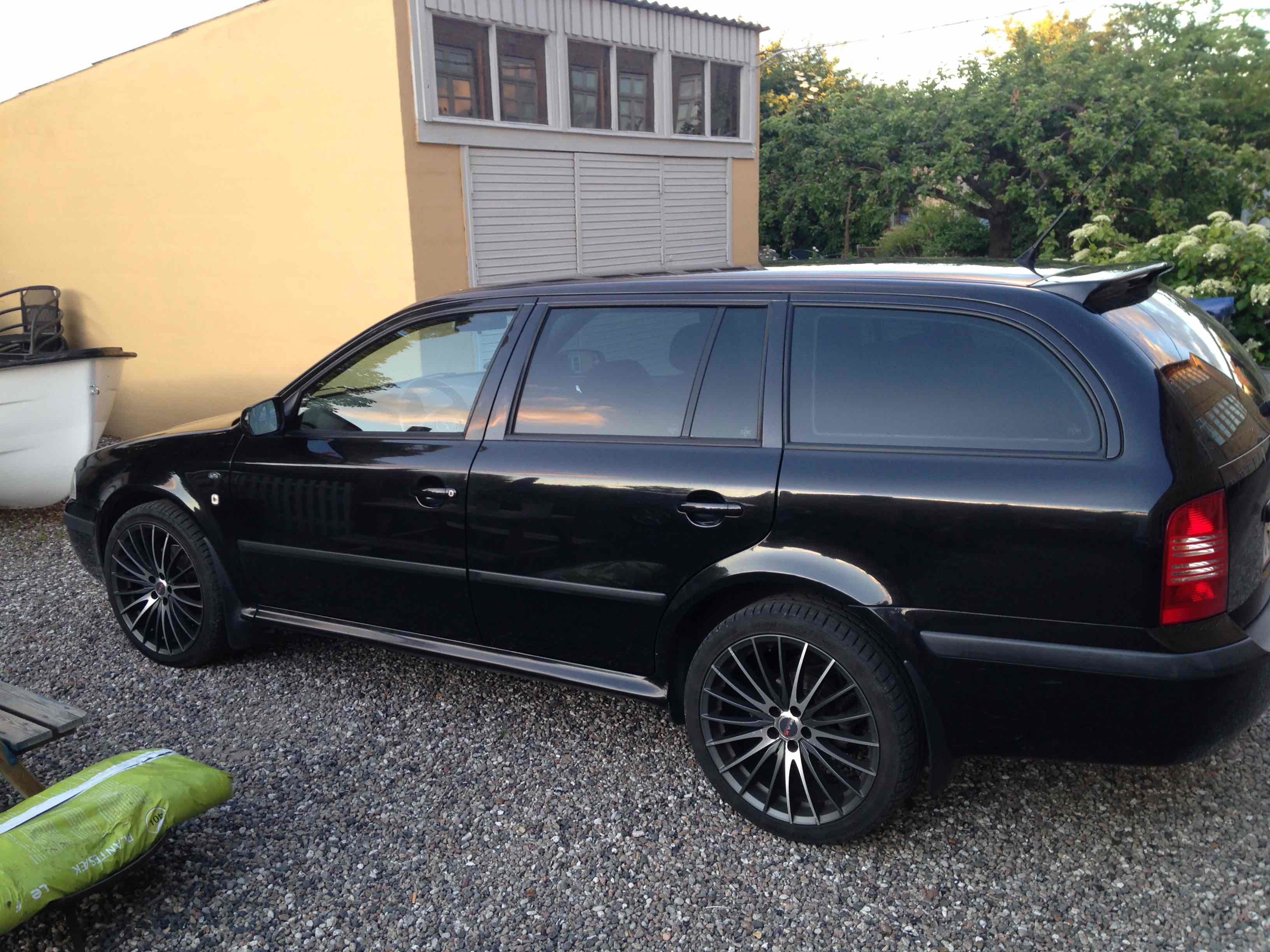 Sort Skoda Octavia fra 2003