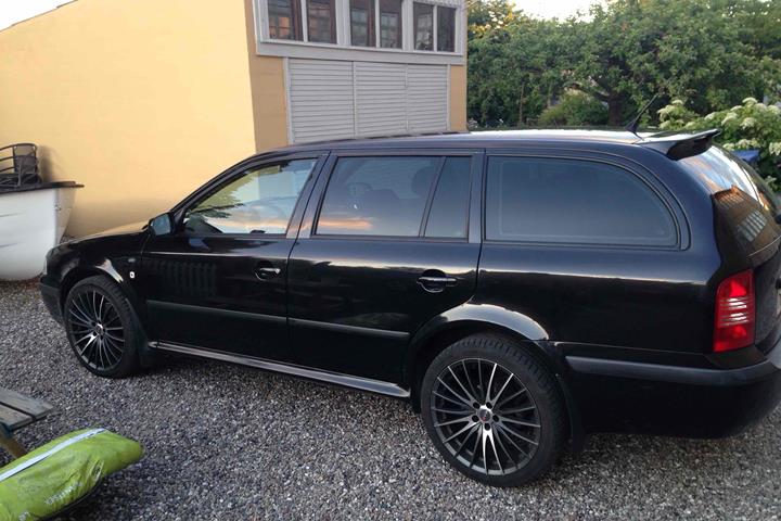 Sort Skoda Octavia fra 2003