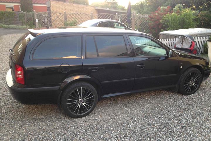 Sort Skoda Octavia fra 2003