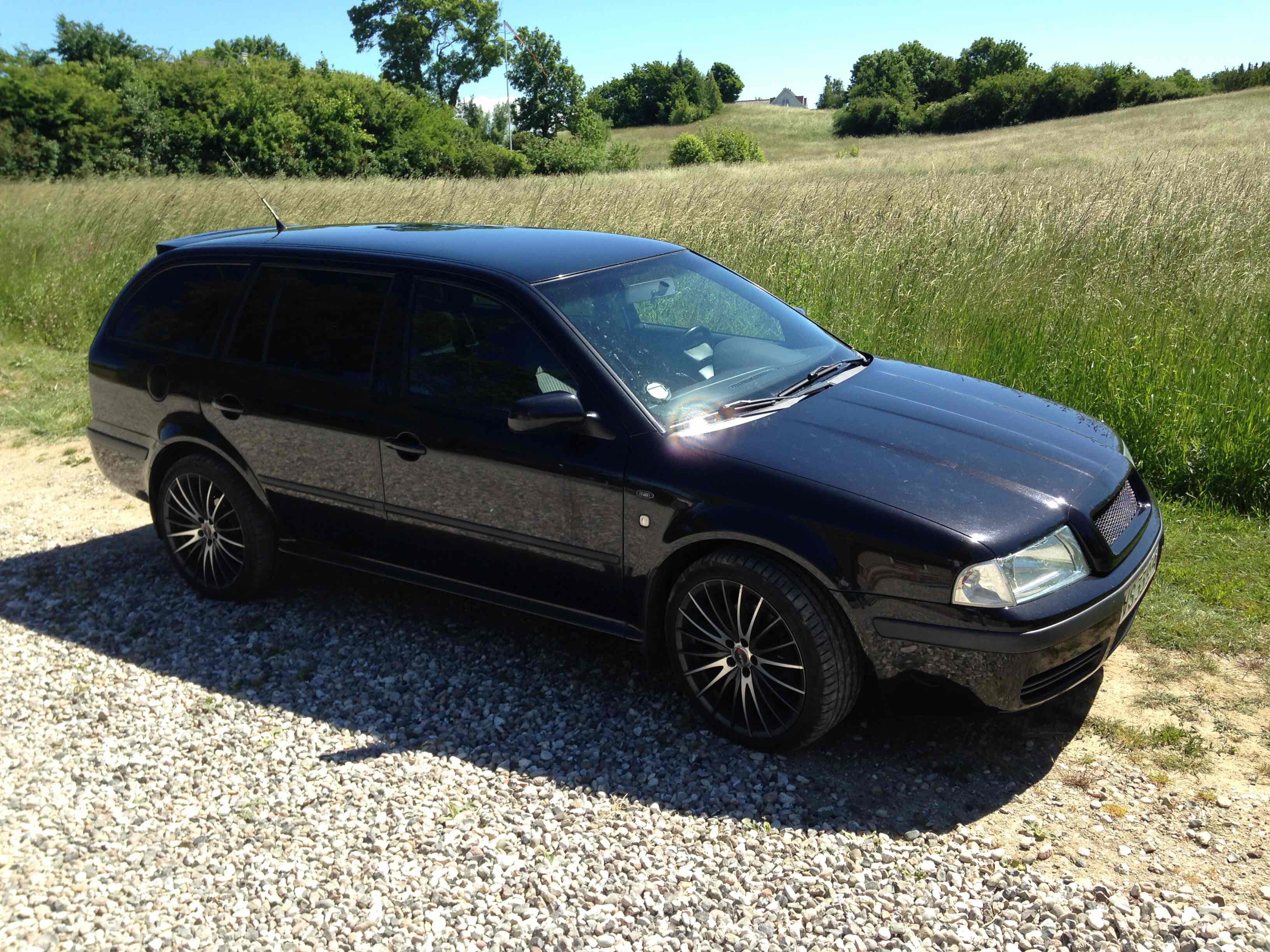 Sort Skoda Octavia fra 2003