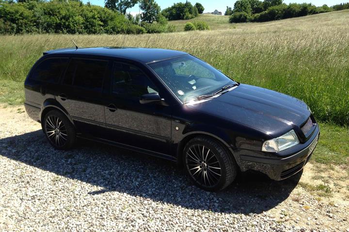 Sort Skoda Octavia fra 2003