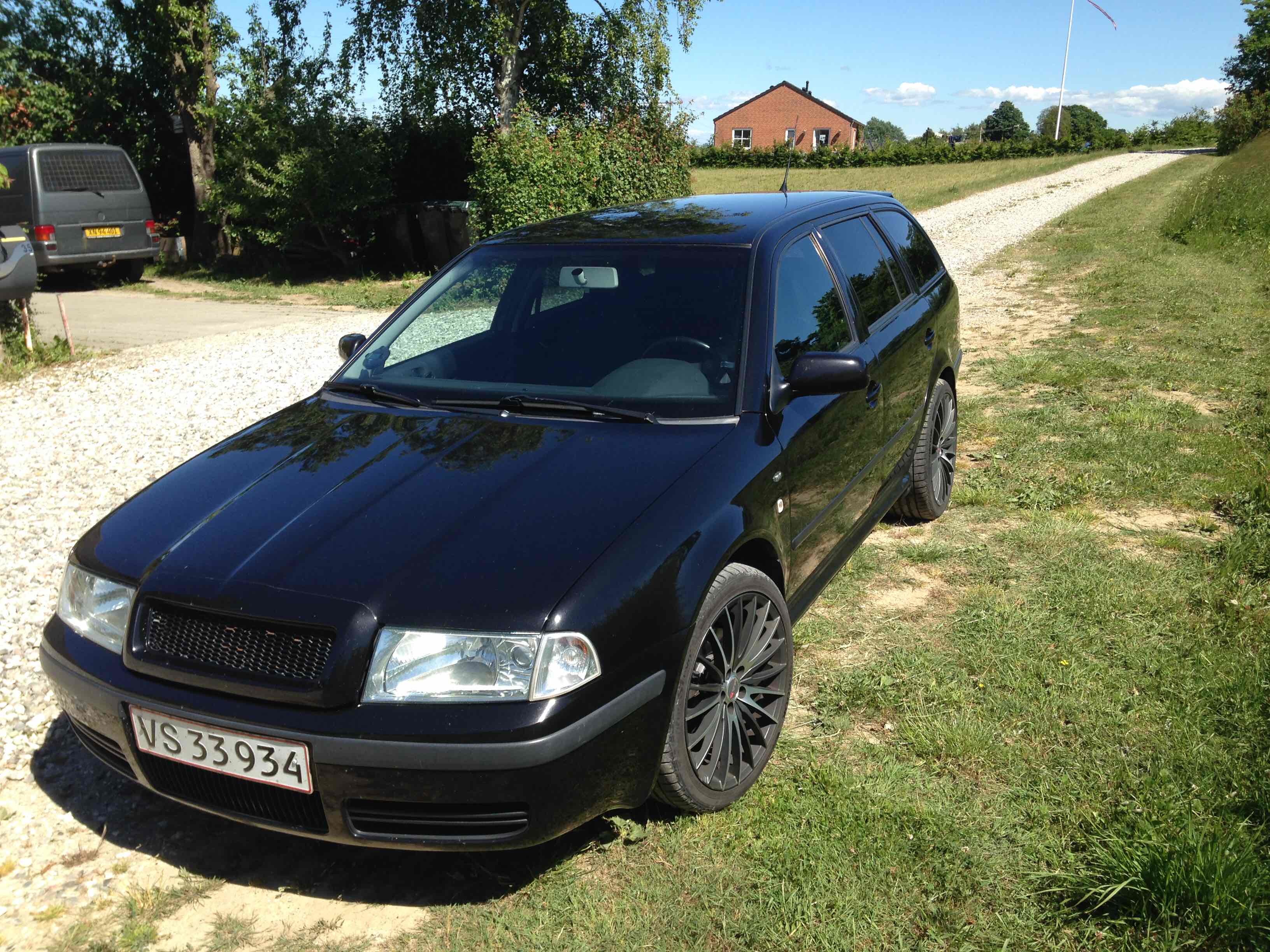Sort Skoda Octavia fra 2003
