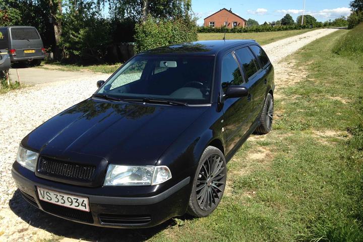 Sort Skoda Octavia fra 2003