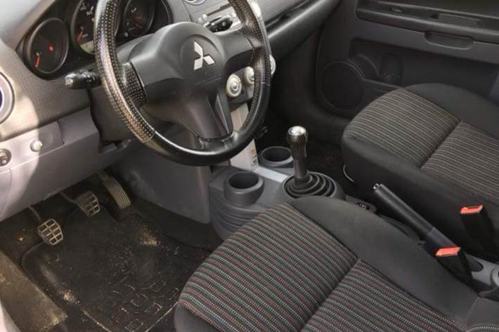 Sort Mitsubishi Colt fra 2008