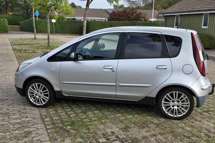 Sort Mitsubishi Colt fra 2008
