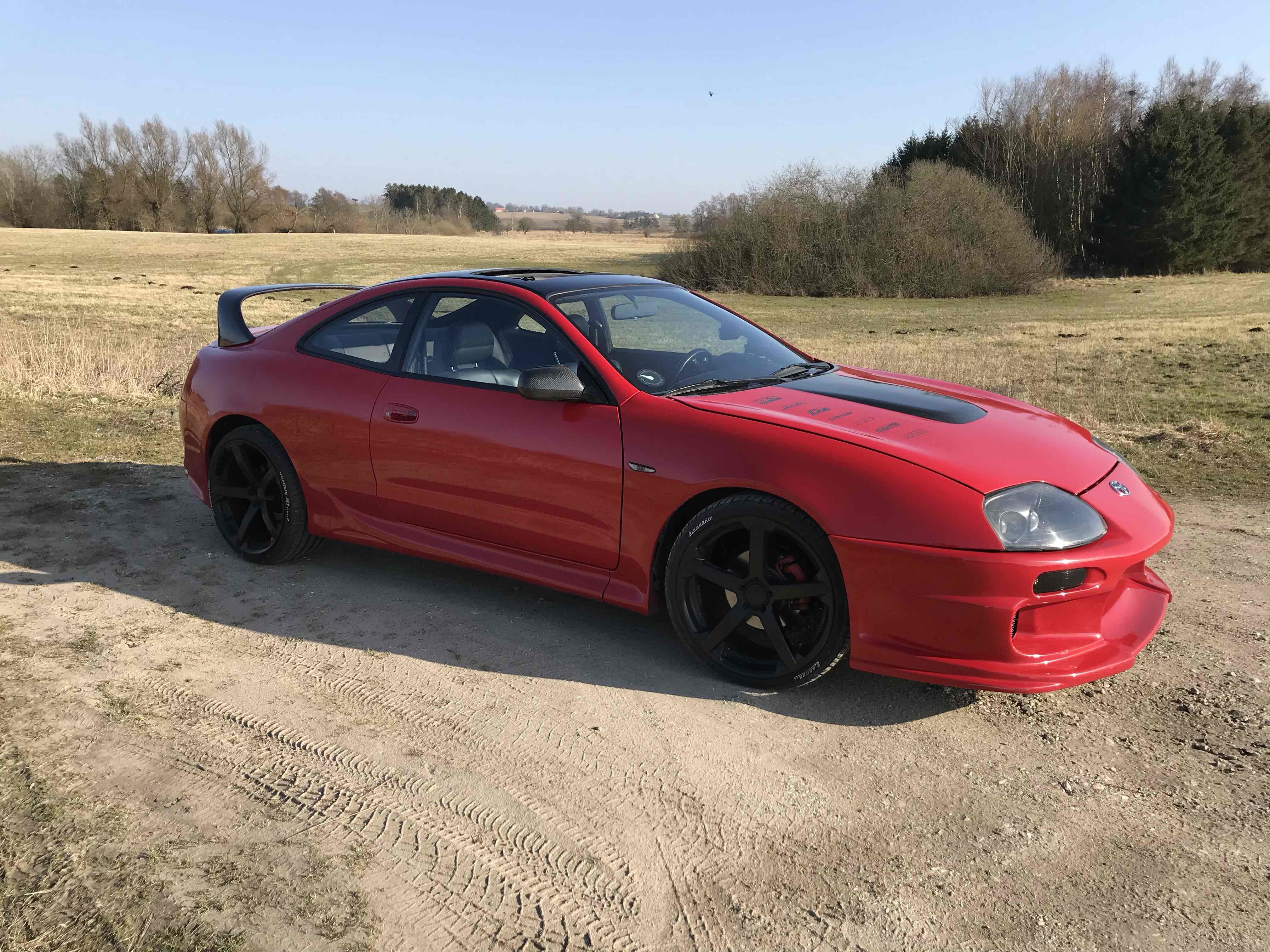 Rød Toyota Celica fra 1993