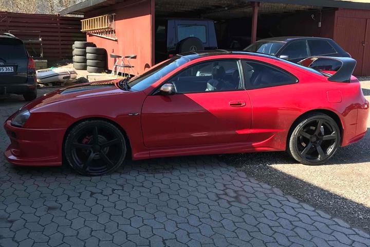 Rød Toyota Celica fra 1993