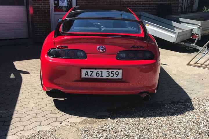 Rød Toyota Celica fra 1993
