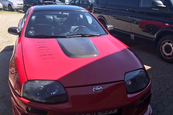 Rød Toyota Celica fra 1993