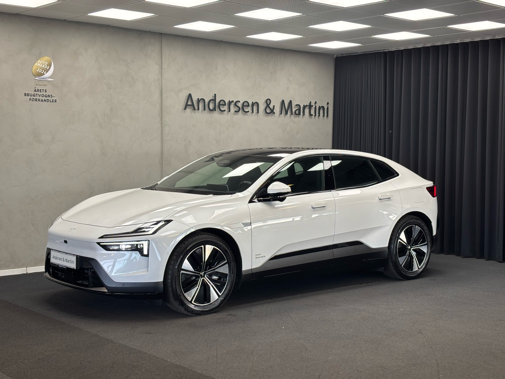 Hvid Polestar 4 fra 2025 set udefra