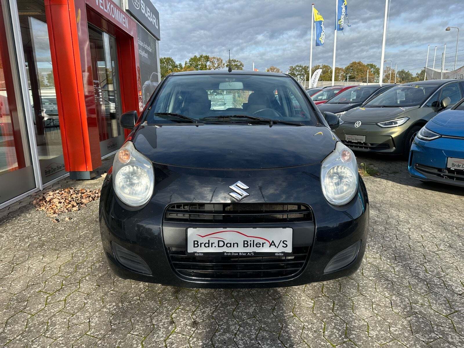 Sort Suzuki Alto fra 2009 set udefra