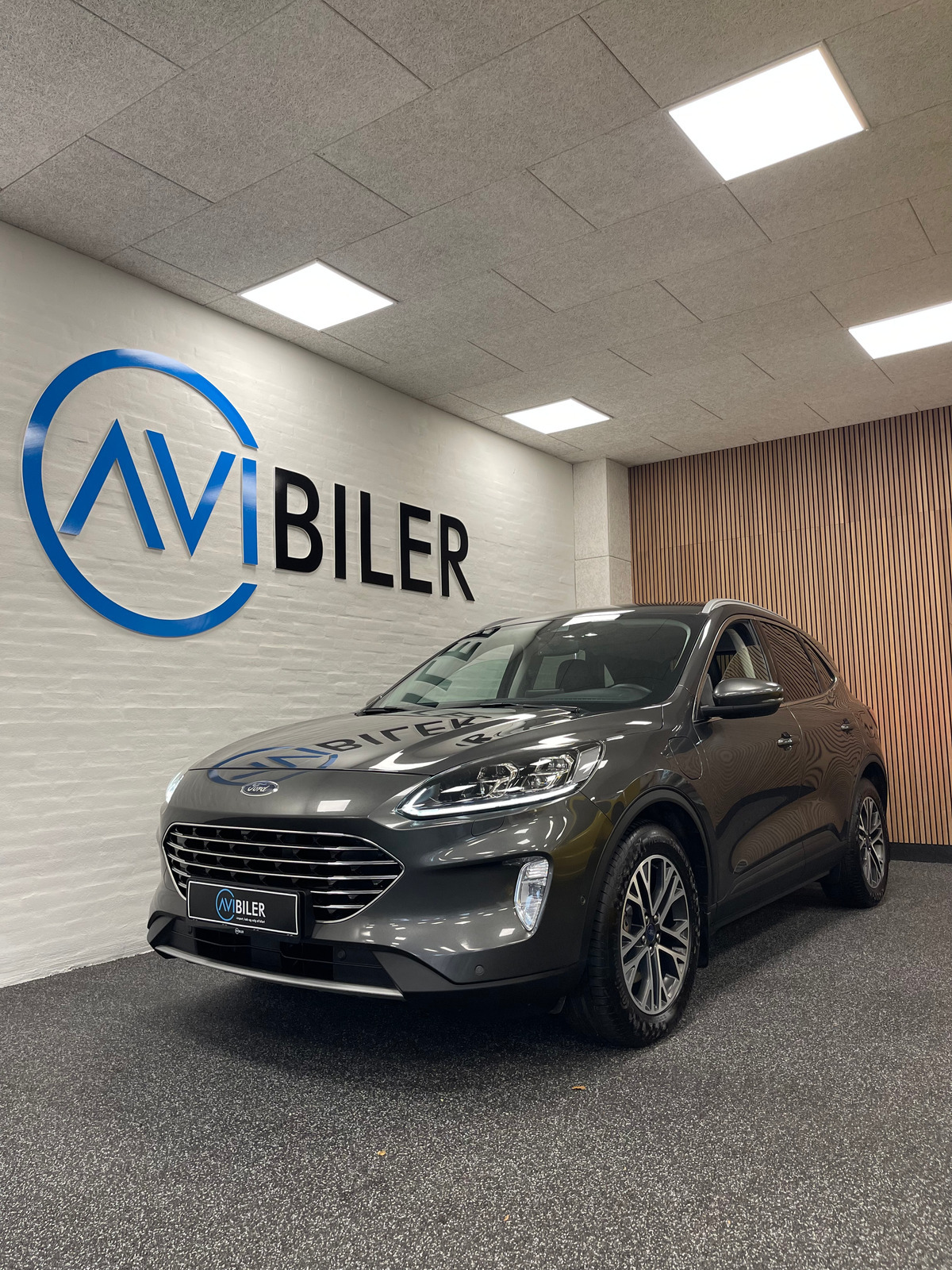 Grå Ford Kuga fra 2020 set udefra