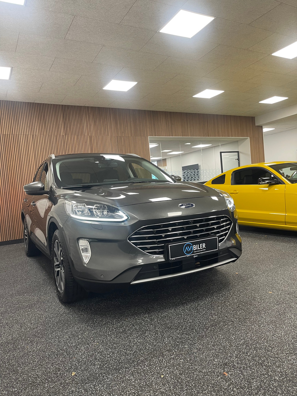 Grå Ford Kuga fra 2020