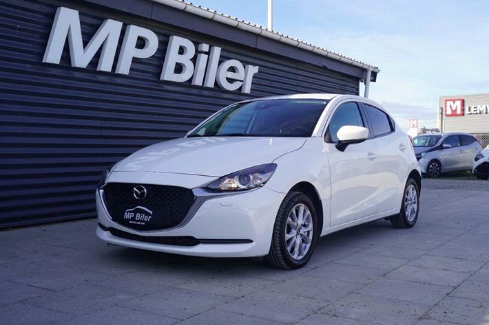 Hvid Mazda 2 fra 2020 set udefra