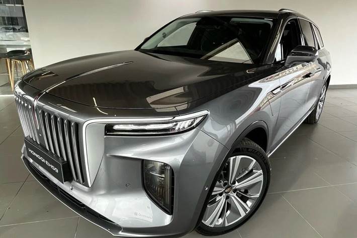 Sølv Hongqi E-HS9 fra 2025 set udefra