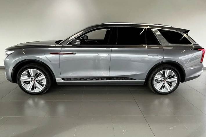 Sølv Hongqi E-HS9 fra 2025