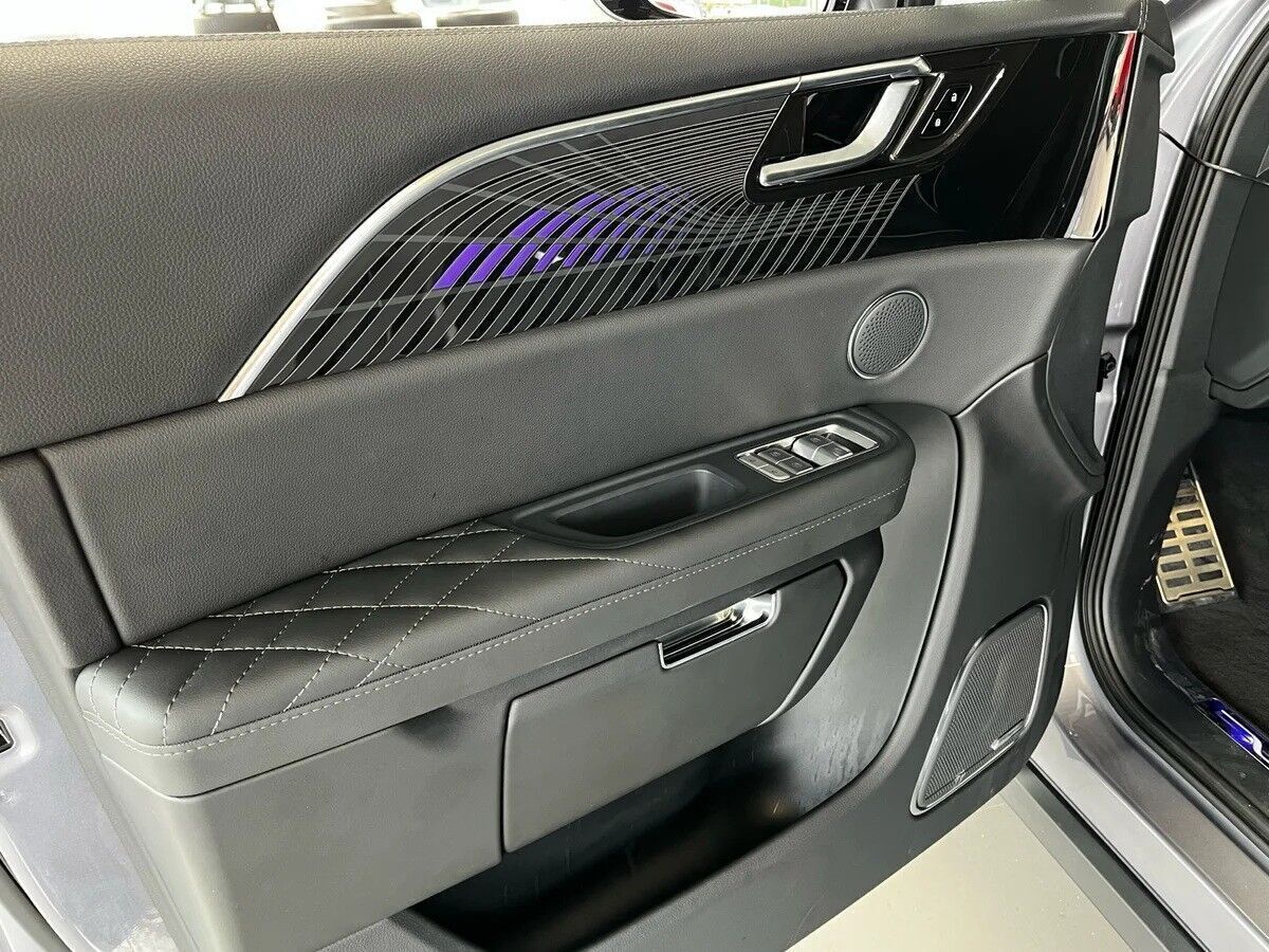 Sølv Hongqi E-HS9 fra 2025